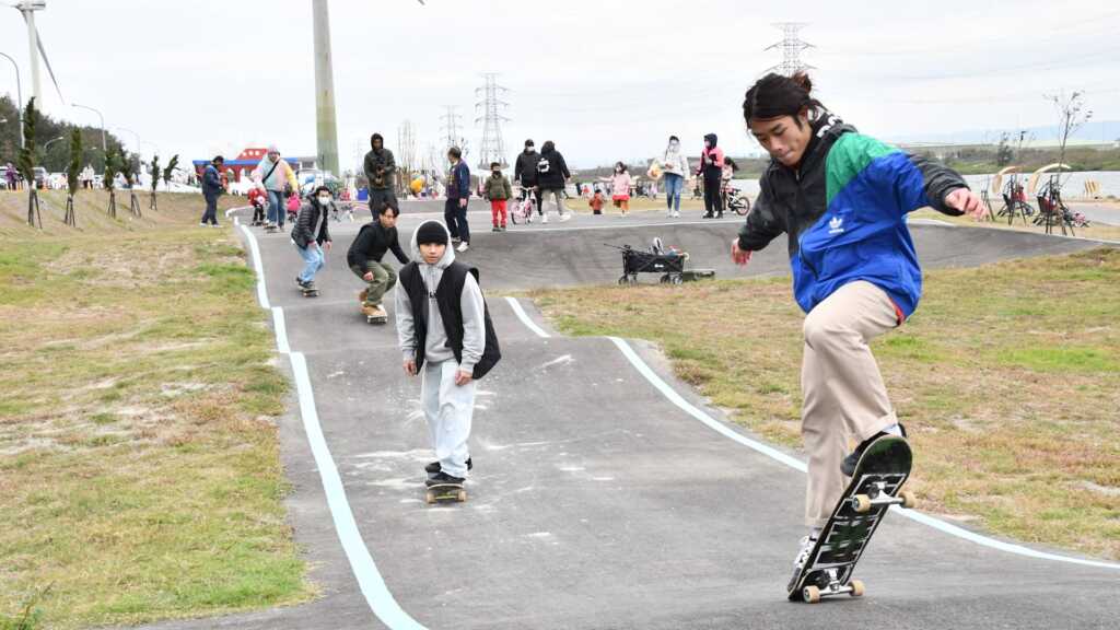 ▲嬉濱海豚公園將是彰化縣首座越野單車PUMP TRACK場地，青少年可以在這刺激的場地挑戰自我。（記者林郁芯翻攝）